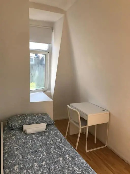 Single bedrooms with wifi and underbed 10