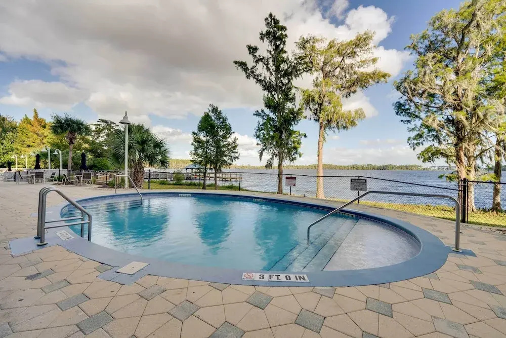 1 Mi to Disney World: Lakefront Condo in Orlando!