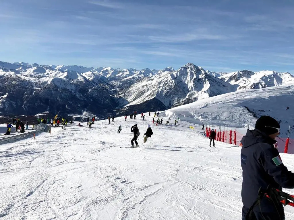 Clotes apartment, 50m from slopes - sleeps 8, 2 bath - Sauze Holiday