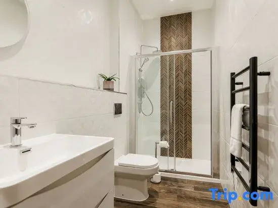Classy, Coastal 1-Bed Apt w/ Free Gym & Wi-Fi