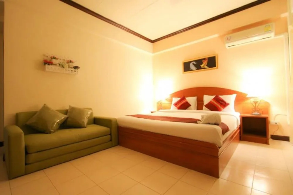 Holiday House Kata & Karon Phuket Hotel