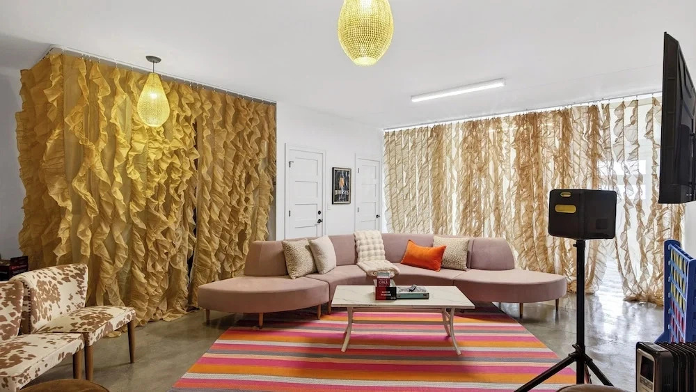 Girls Night Out by Avantstay Private Karaoke Lounge + Hot Tub + Rooftop + Downtown Views