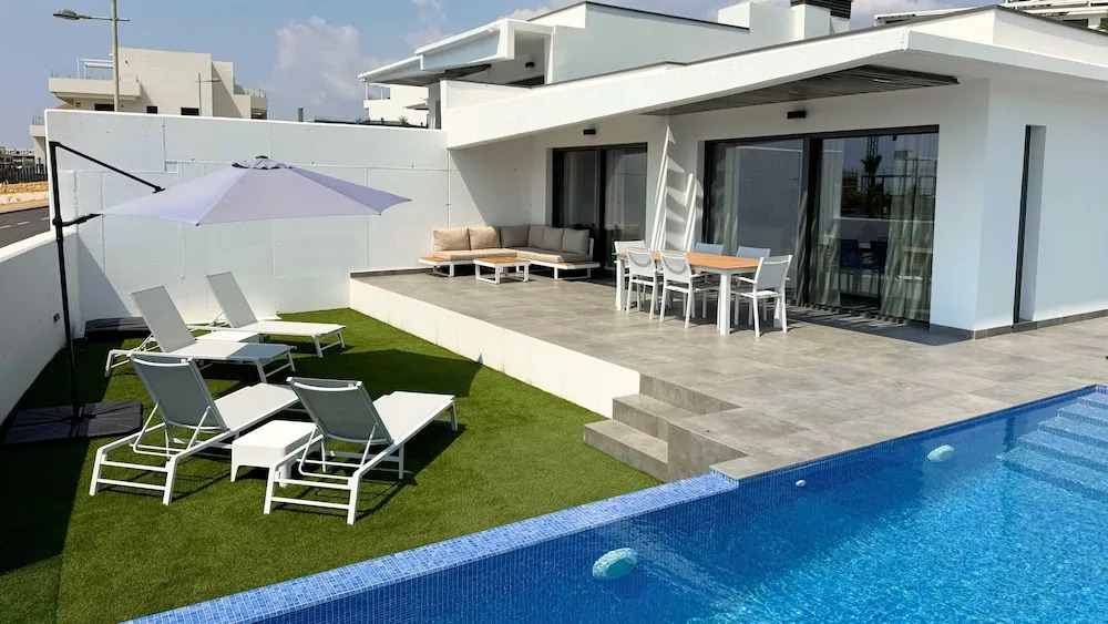 Resort Seascape Villa 8 by Bookaparadise