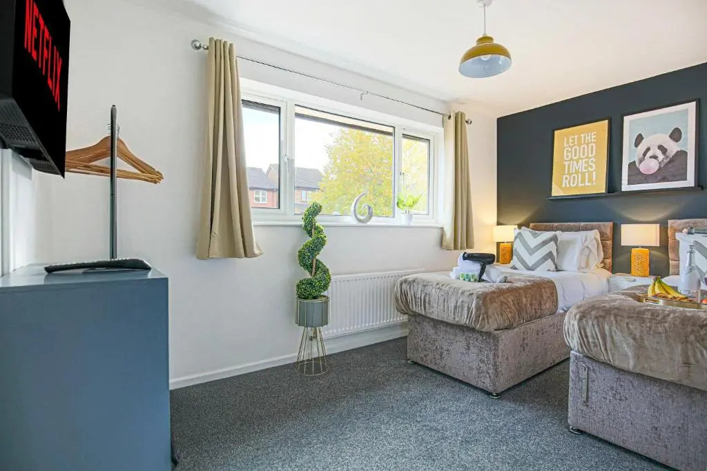 Pannier House - Central MK - Free Parking, Garden, Smart TVs with Netflix by Yoko Property