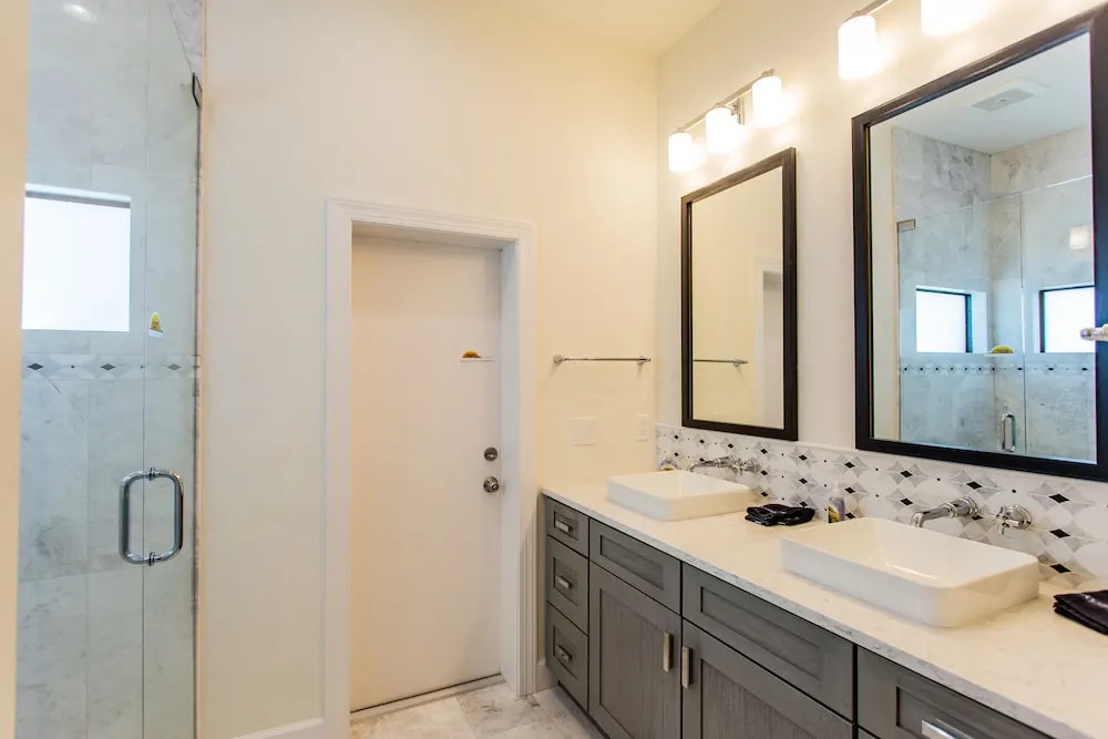 Sorrento Luxury Vacation Home: Expansive 5-Bedroom, 4.5-Bath Retreat with Private Pool, Hot Tub, and Pet-Friendly Accommodations – Just a Short Walk from Stunning Vanderbilt Beach