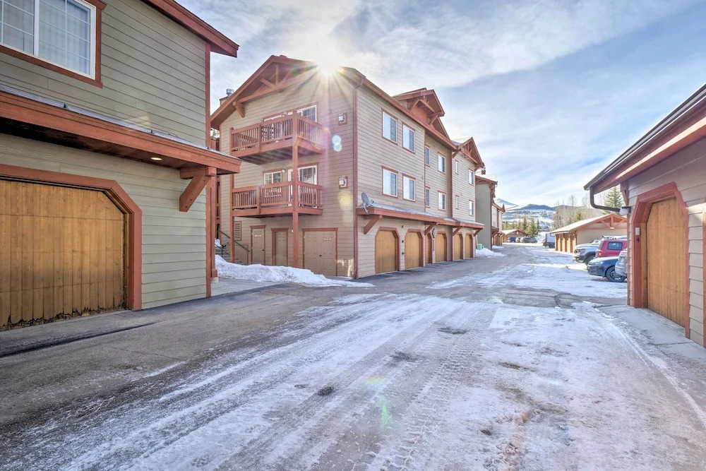 Balcony & Hot Tub Access: Modern Breck Escape!
