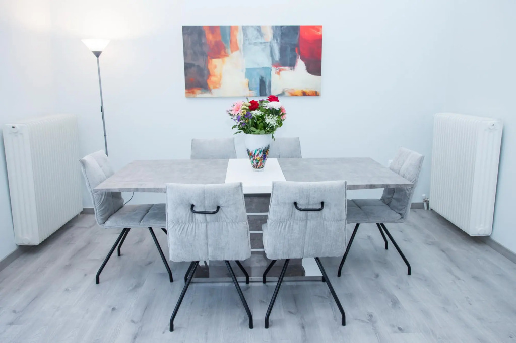 Sunny and Minimal apt in Glyfada With 3 Bdrm