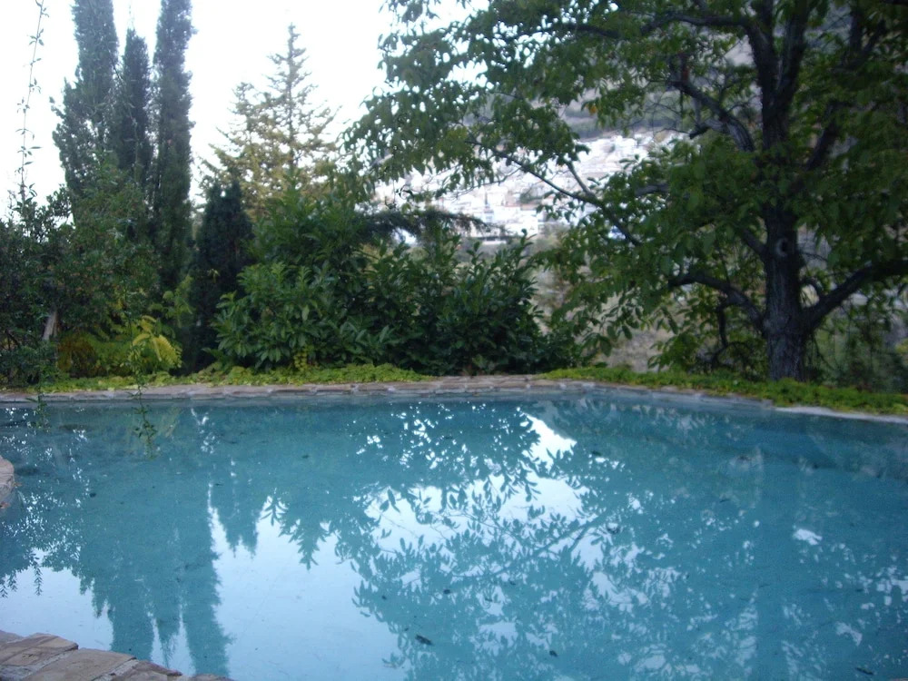 La Casita con jardín frente a la cascada