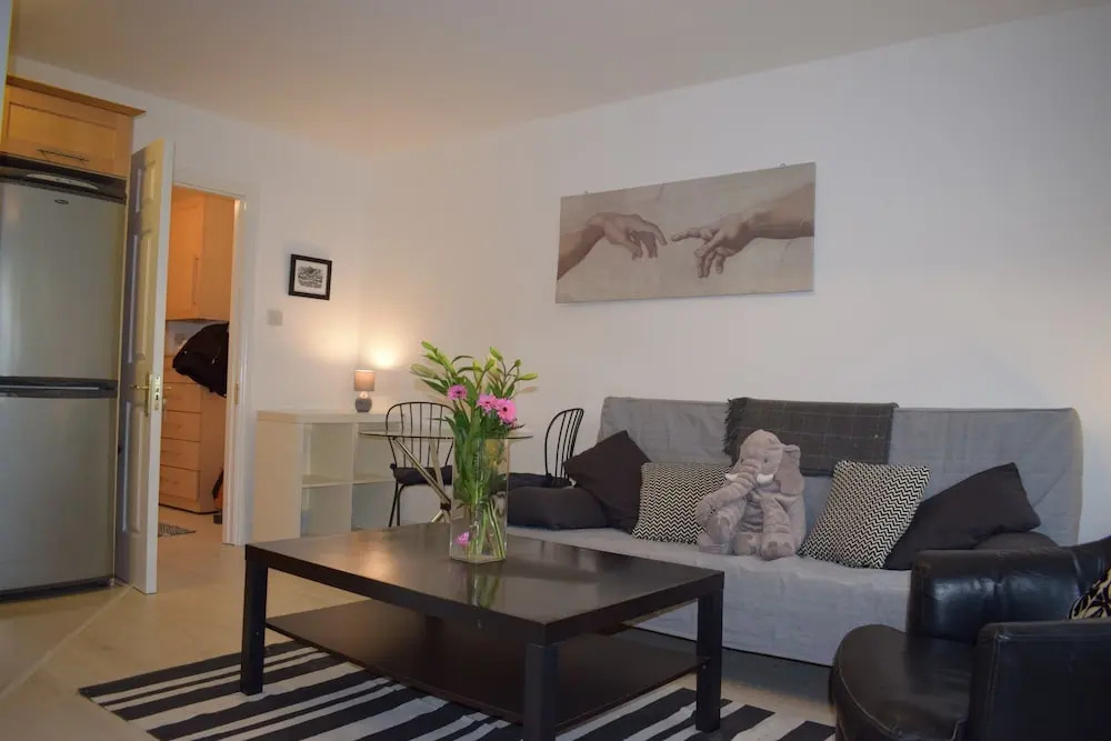 1 Bedroom Flat 5 Minutes Away From Stephens Green