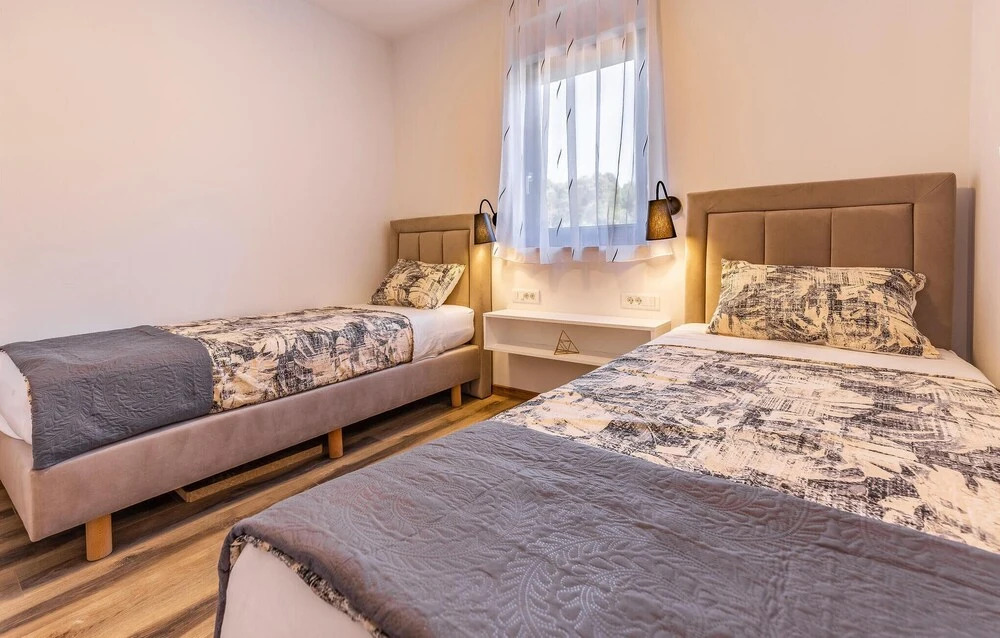 Nice Apartment in Banjole With Outdoor Swimming Pool, Wifi and 2 Bedrooms