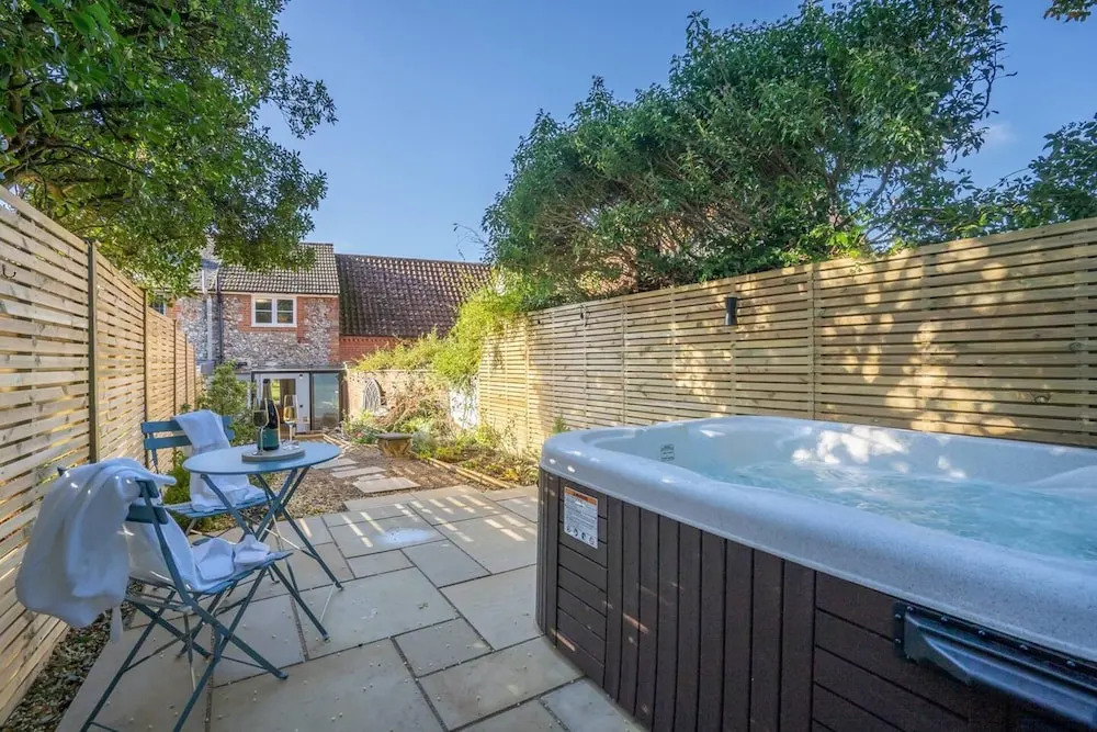 1 Bed Cottage Sleeps 2 with Hot Tub & Pets Welcome