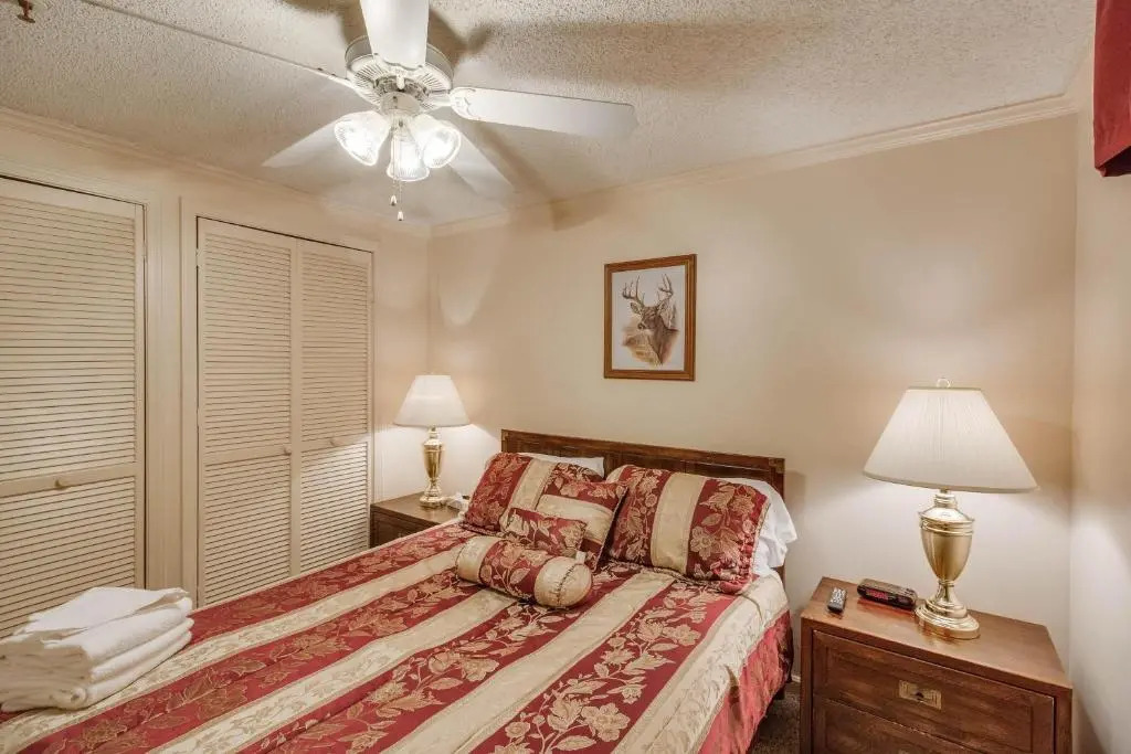 Stroll to Slopes, Village Area, Ski in-out MtLodge 304