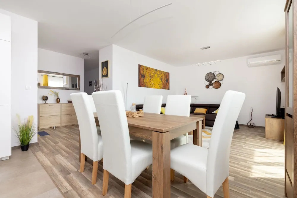 Warsaw Airport 3 Bedroom Apartment