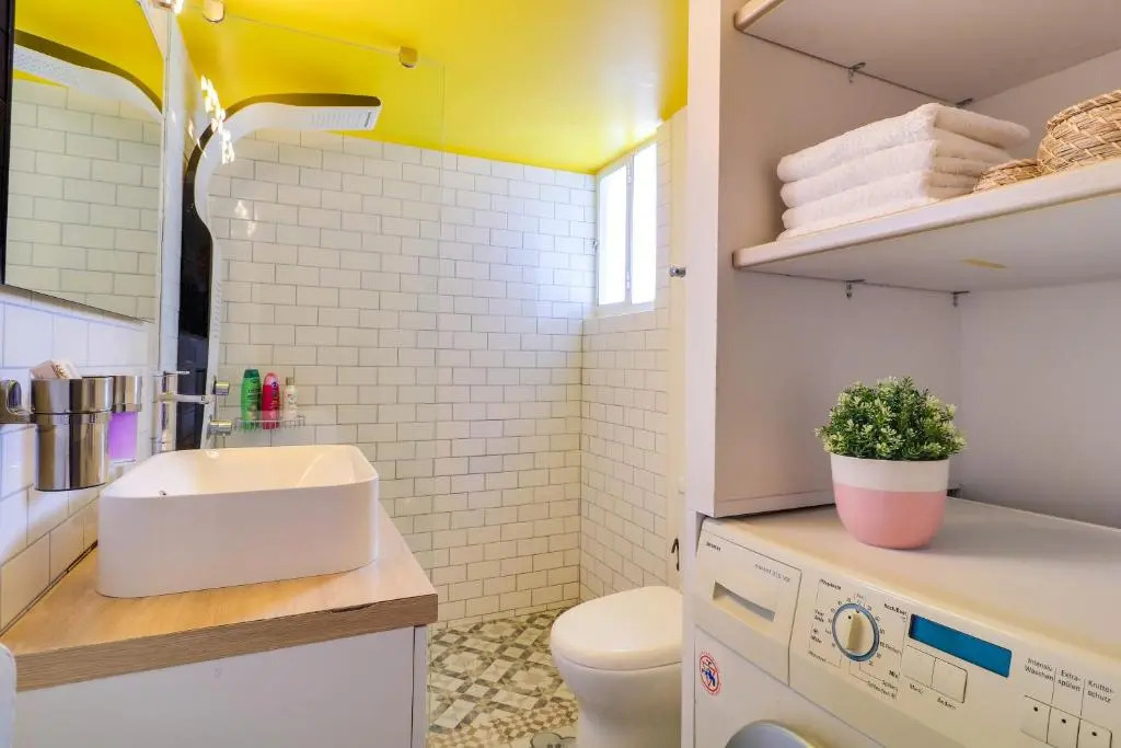 Spacious Central Flat☆3min to Metro☆AC|Netflix|PC