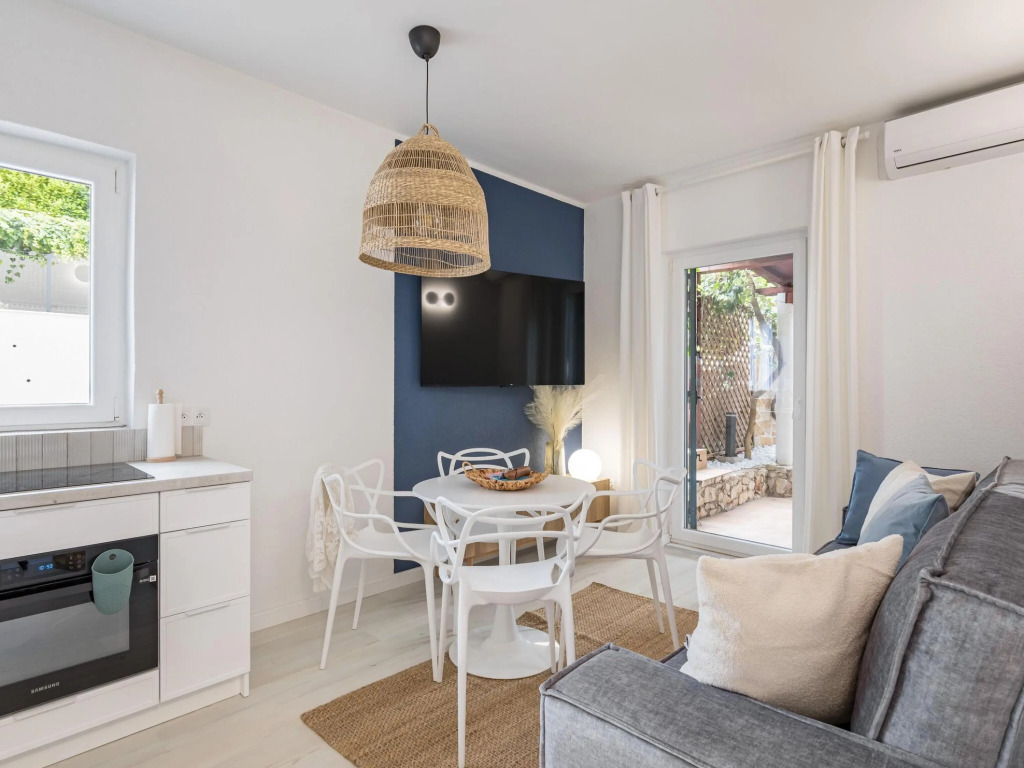 Apartment in Slatine Near the Sea Beach