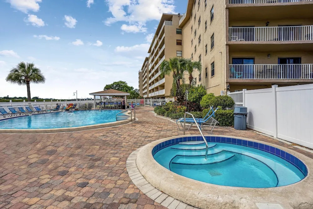 Bayshore Yacht & Tennis 205