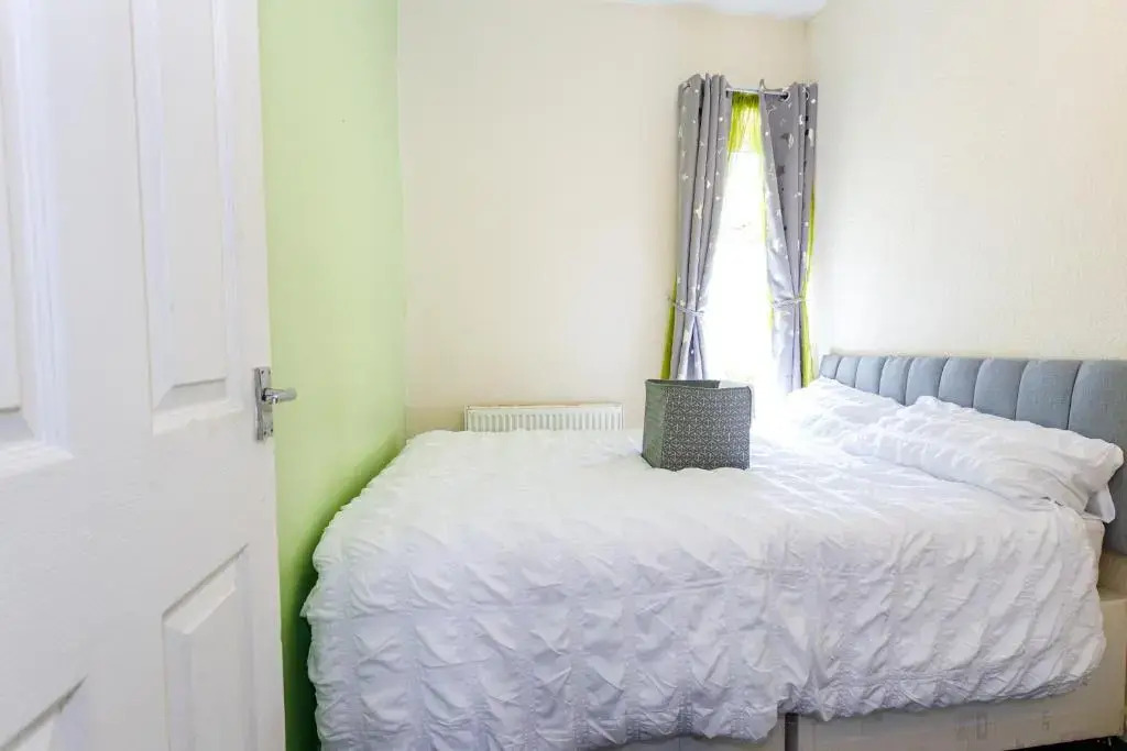 4 Beds Sleeps 6 - Elegance Leisure Stay, Burnley