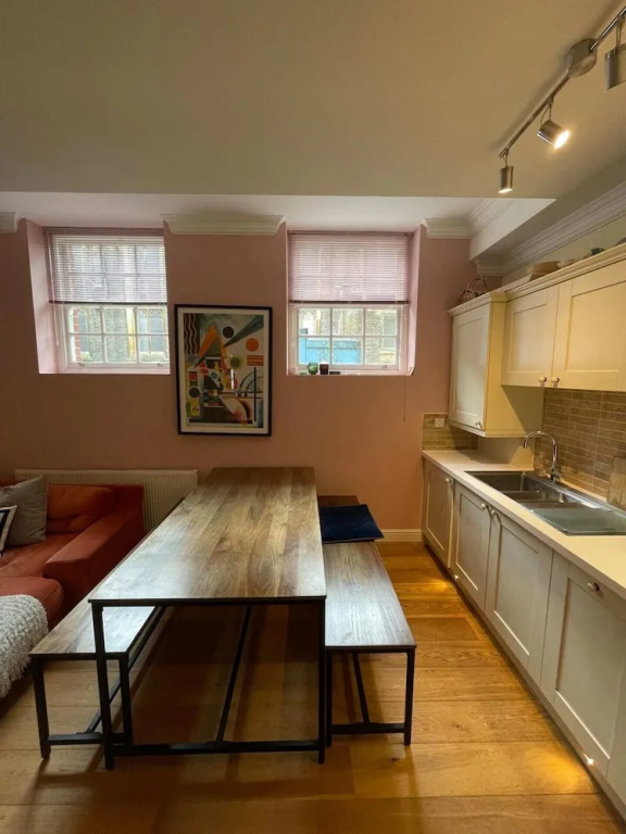 Chic Victorian Flat in Private Estate - Mile End!