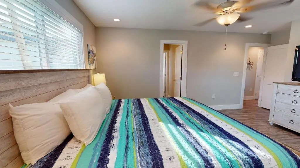 AH-G126 Remodeled First Floor Condo, Shared Pool & Hot Tub, Near Marina