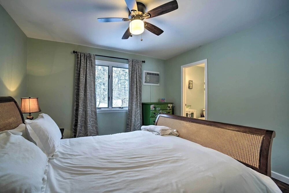 Hot Tub: Secluded Hideaway on Sleepy Hollow Lake