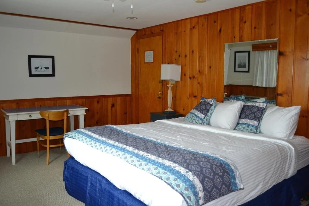 Buzz's Lakeside Inn
