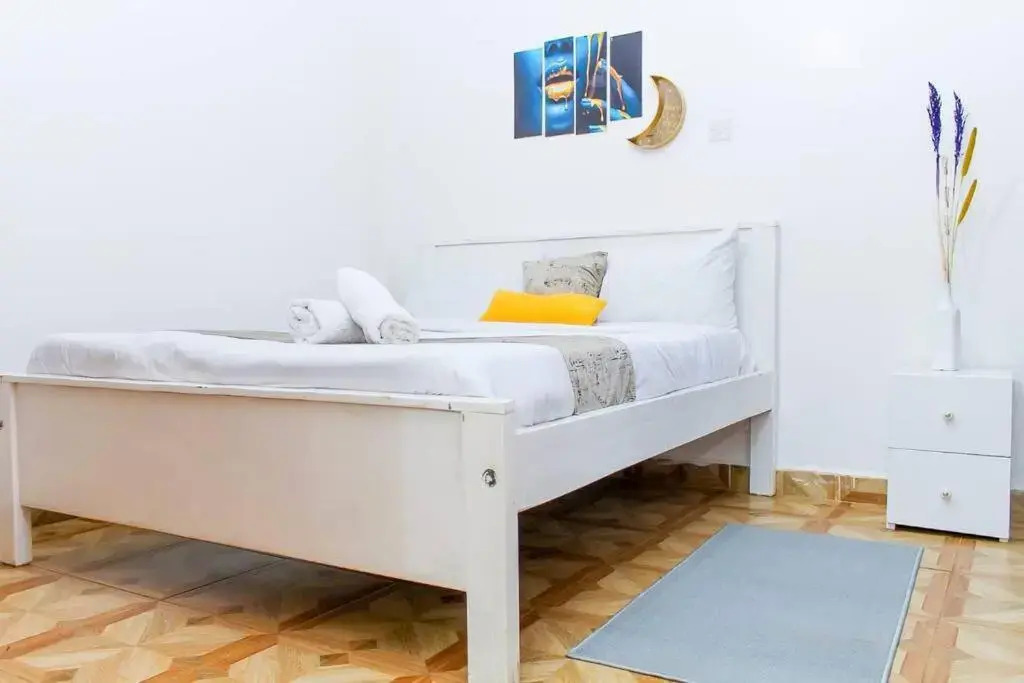 Blissful 2 bedroom fully furnished with parking.