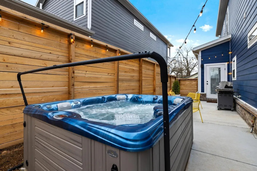 Big Blue on Main-hot Tub-less Than 1 Mi to Square