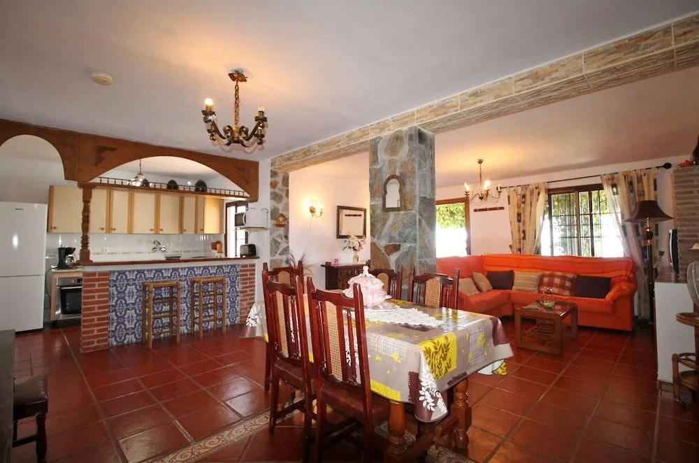 1075 Villa Rosa