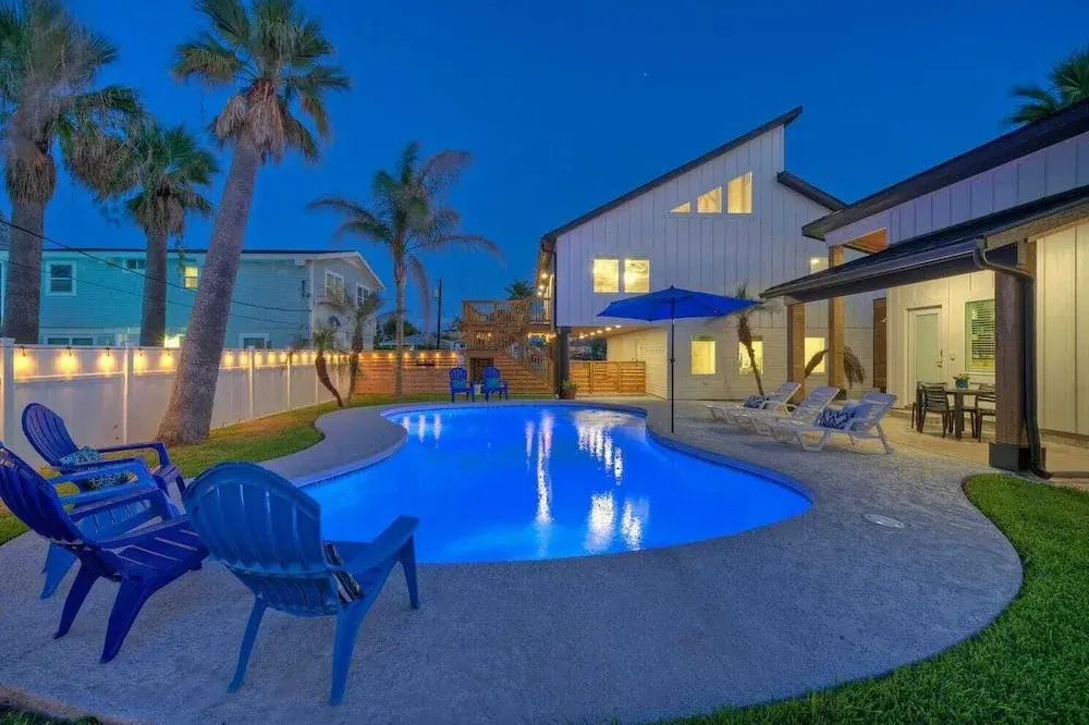 Private Pool, Walk to Beach, 6bdr, Main+guest House Third Sandbar by Avantstay