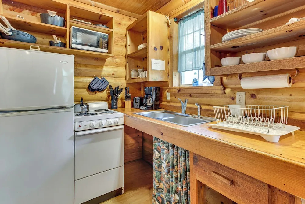'cedar Falls Cabin 4': Nestled by Honey Creek