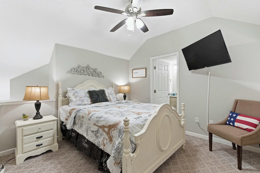 Fall Creek Farmhouse For 6