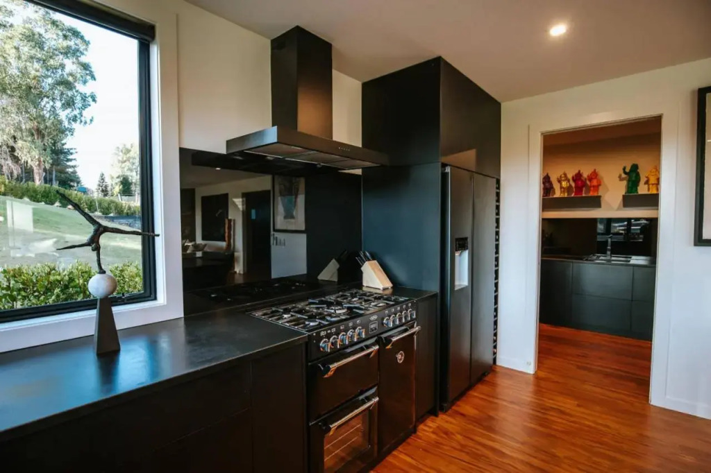 Mt Roy Terrace - Sleeps 8 - Mountain Views - Artwork Collection