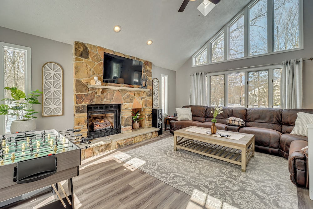 Contemporary House in Lakeside Community! Poconos