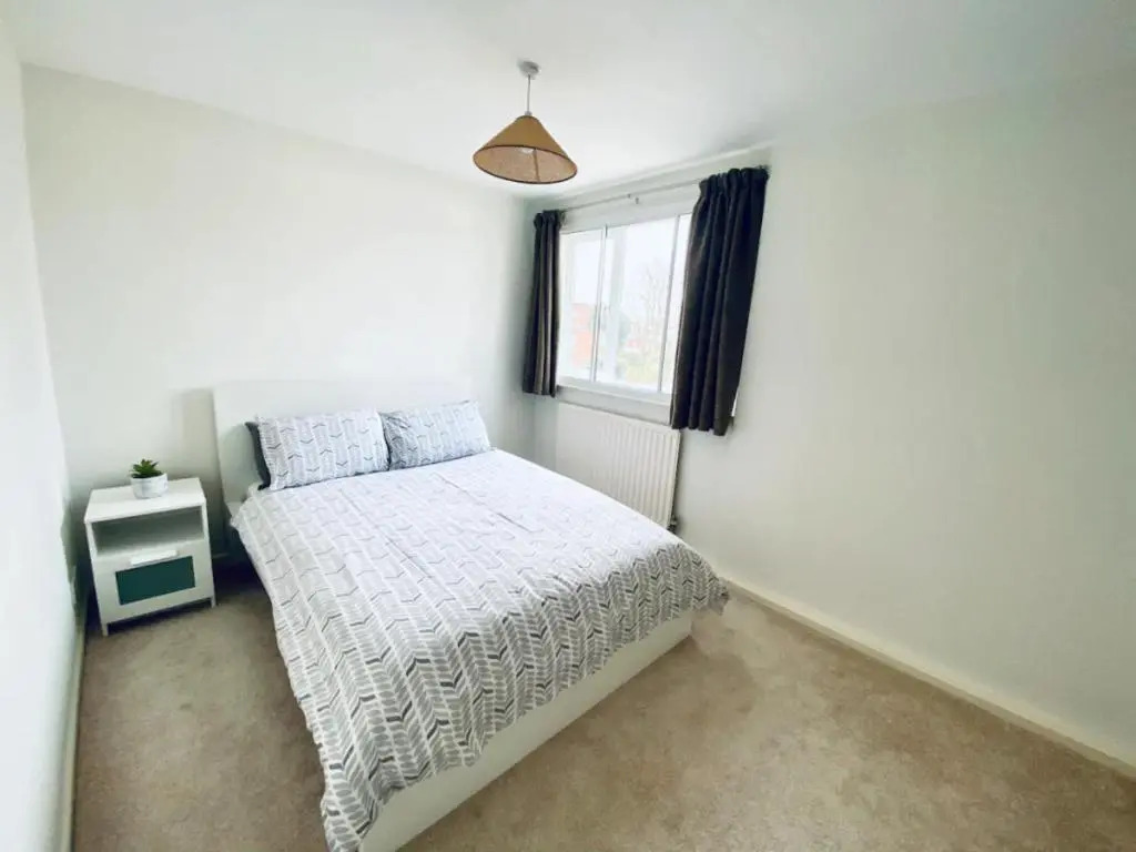 Stratford upon Avon: 2 bed town centre apartment, parking for one car