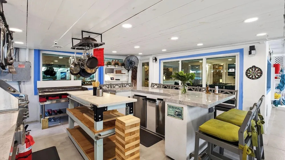 Casa Pineapple Social by Avantstay Spa, Game Room, EV Charger Near Las Olas + Fort Lauderdale Beaches Sleeps 16