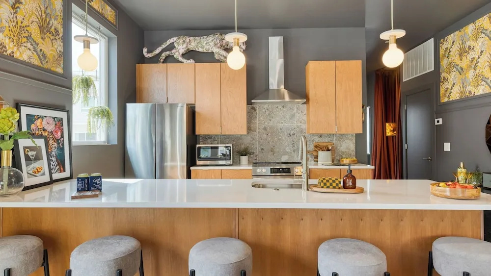 The Bloom House, Cosmic Cowgirl & Lischey Loft by Avantstay Sleeps 23, 3 Homes Bold Interiors Near Broadway