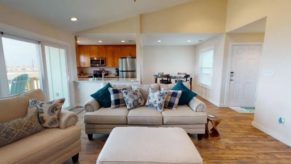 AH-G224 Remodeled Second Floor Condo, Shared Pool & Hot Tub, Near Marina