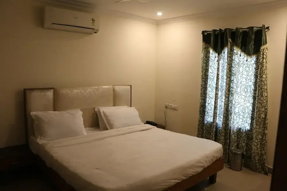OYO 5190 Hotel Golden Inn