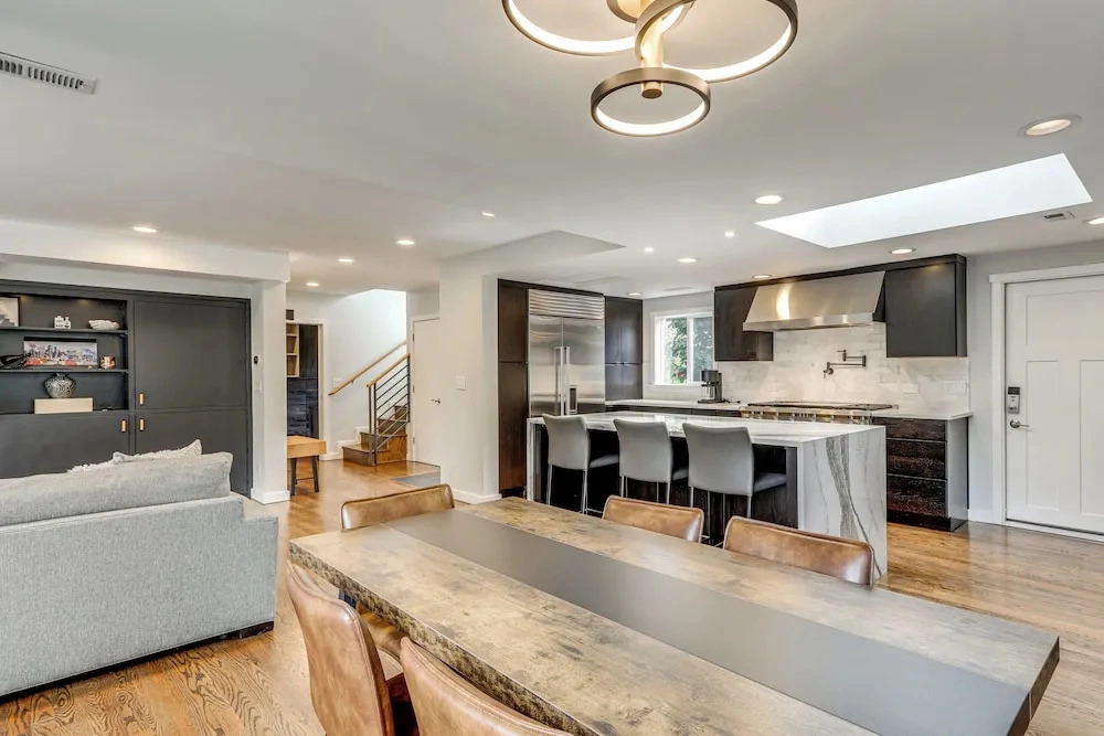 Modern Broadway Luxury: Spacious Seattle Home