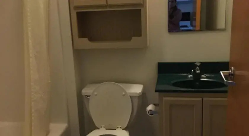All Suites Inn Budget Host