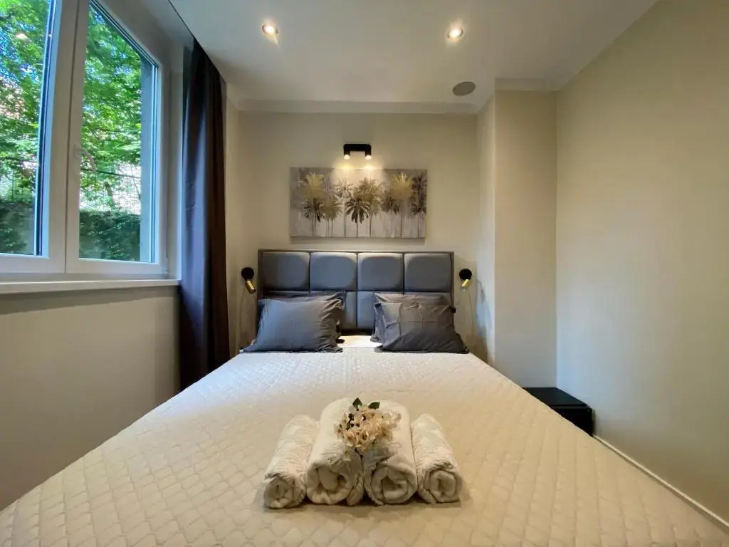 IvArt, City Center, Lux 2BR apartment, 2 Queen Size Beds