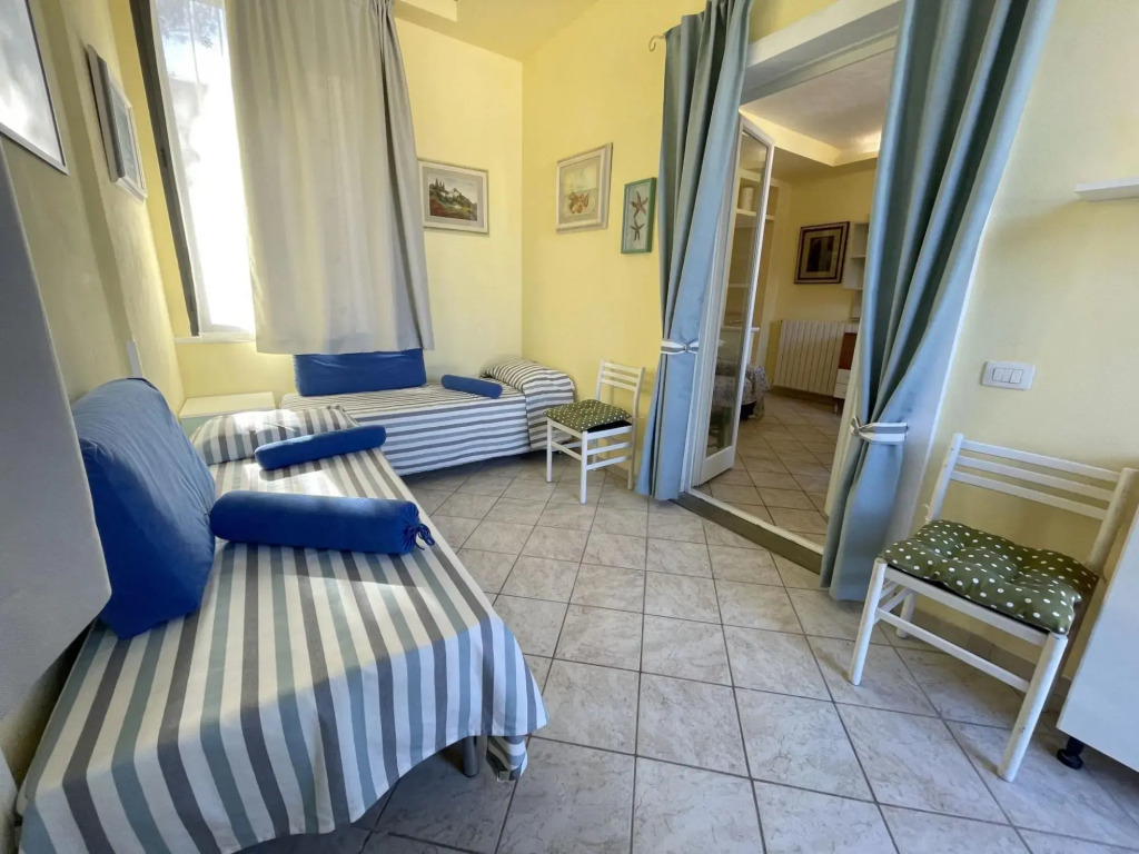 In villa on the sea, apartment on the 1°st floor,  with veranda and spacious sea view terrace. 5 bed-Villa Fiorella p. 1° monte