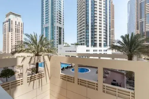 Luton Vacation Homes -Spacious Studio in Royal Oceanic, Dubai Marina