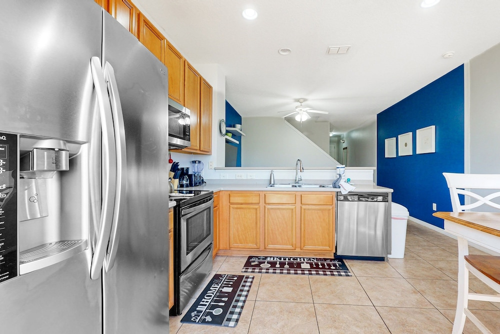 2-story Snowbird-friendly Townhouse Near Disney With Patio, Streaming, W/d, AC