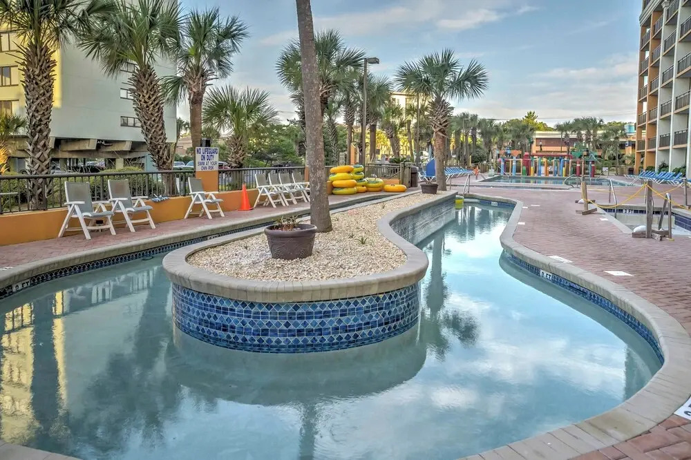 Beachfront Condo w/ Balcony & Pool in Myrtle Beach
