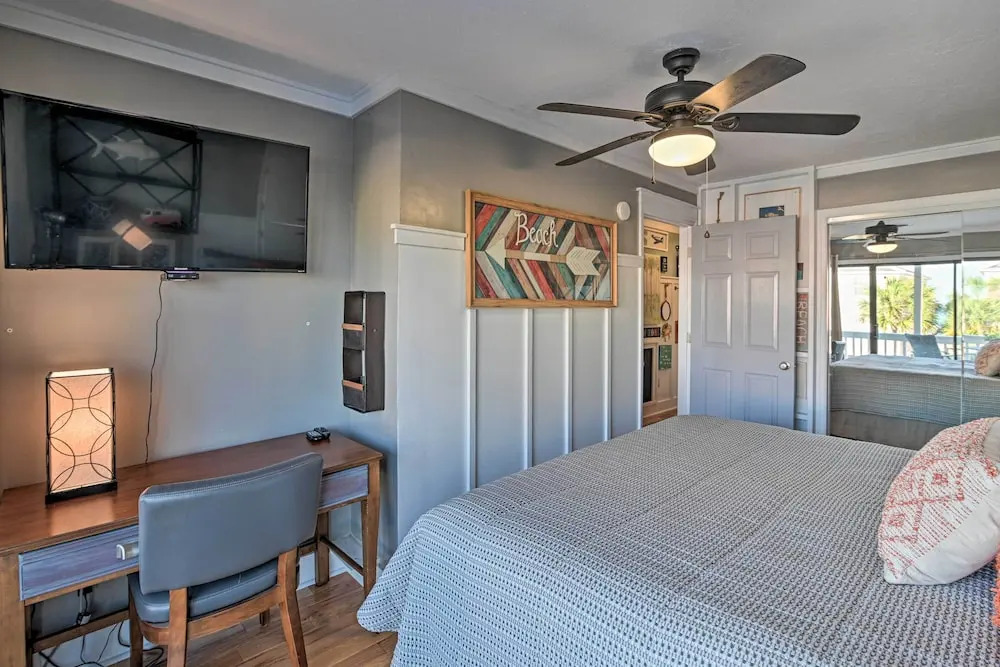 Eclectic Condo w/ Balcony: 1 Block to Beach!