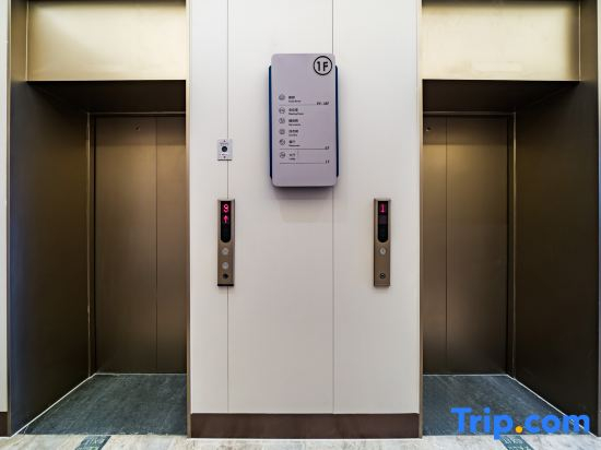 Starway Hotel (Xinyang Xi County Xiya Libao Plaza)