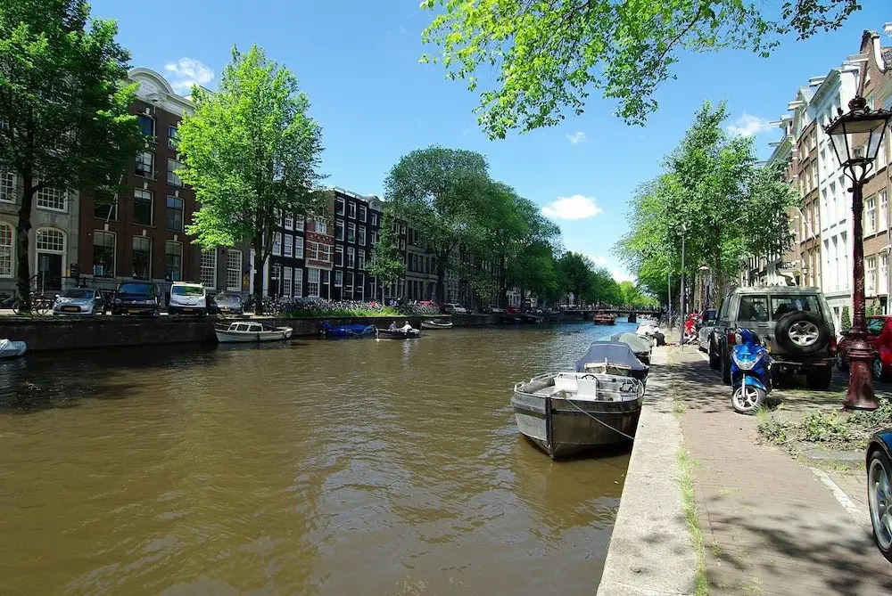 1637: Historic Canal View Suites