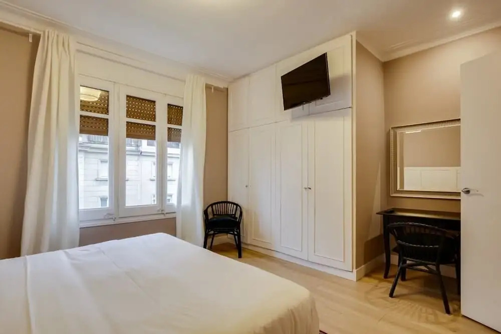Cosy 3 Bed 2 Bath in Vibrant Eixample, Near Metro