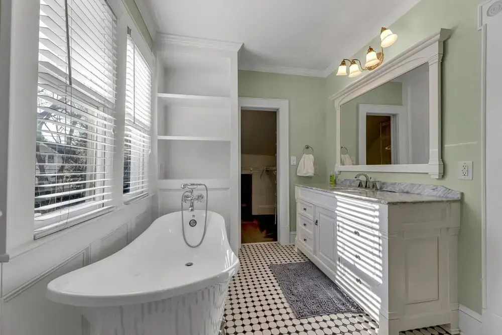 Magnolia Manor - Private Backyard - Close to Downtown